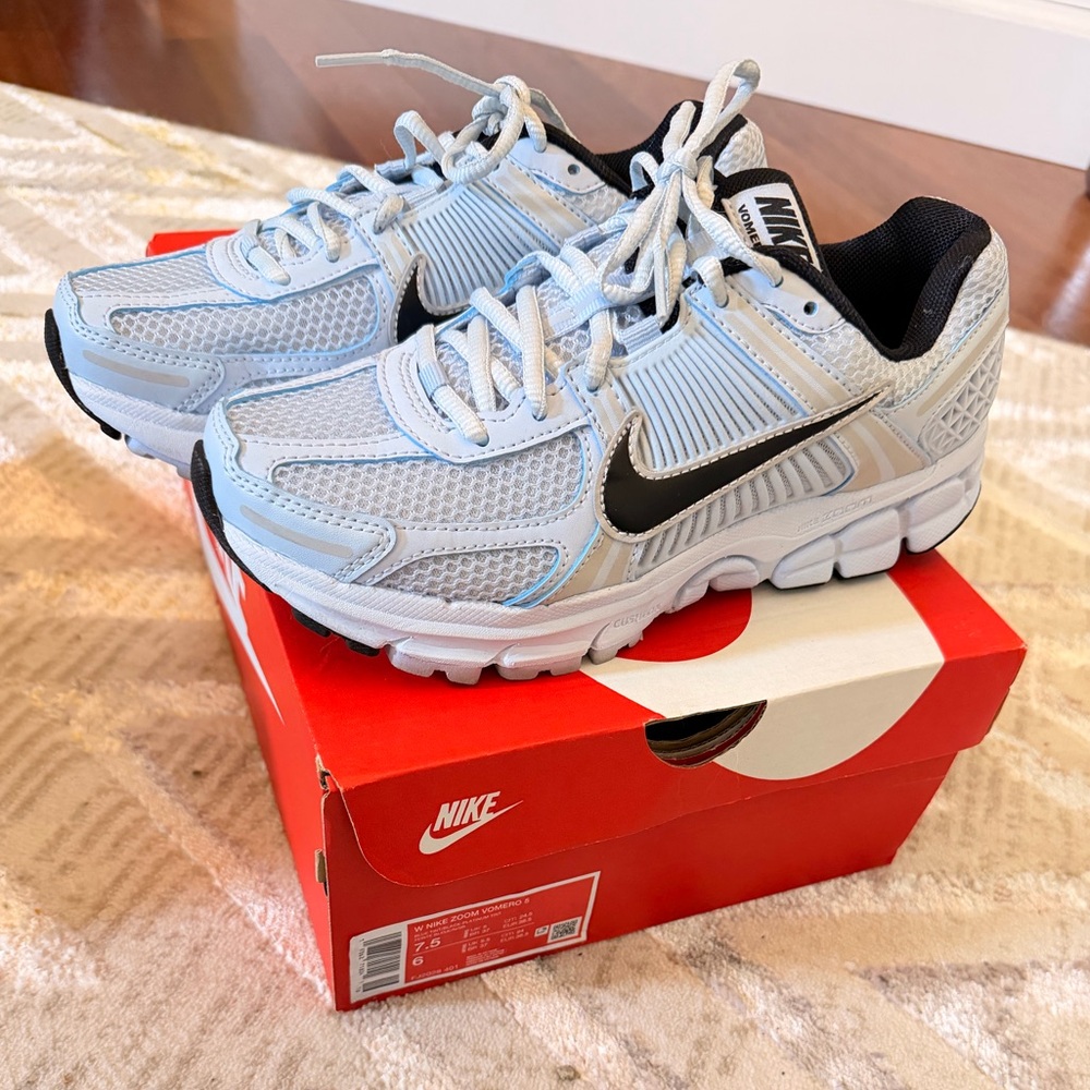 Nike Vomeros Blue, Black, and Platinum Running Shoes